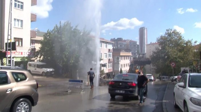Ataşehir'de altyapı çalışmaları sırasında su borusu patladı