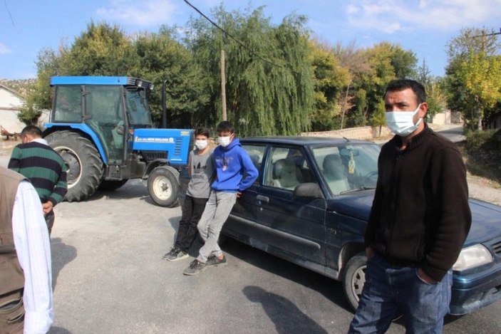 Afyonkarahisar’da tırlara öfkelenen köylüler yolu kapattı