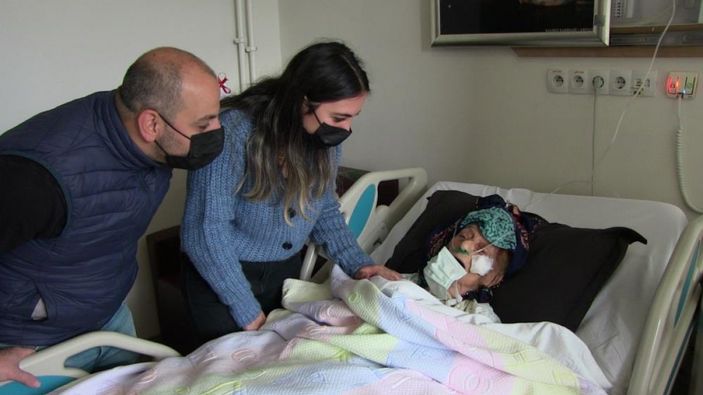 Artvin'de 102 yaşında koronayı yenen kadın alkışlarla servise alındı
