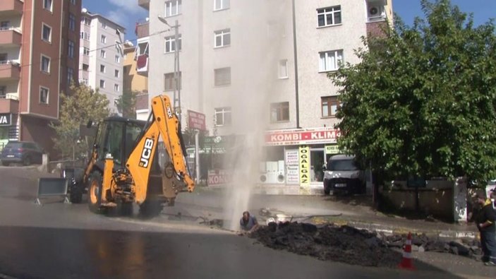 Ataşehir'de altyapı çalışmaları sırasında su borusu patladı