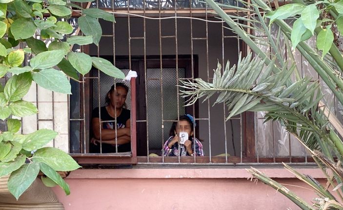 d Antalya'da kapısında Sosyal Hizmetleri gören kadın çocuklarını rehin aldı