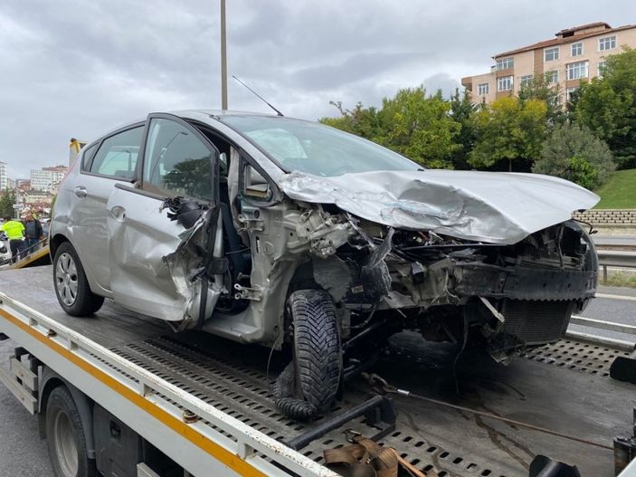 i İstanbul'da araç, polis otosuna çarptı