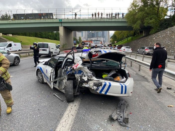 i İstanbul'da araç, polis otosuna çarptı