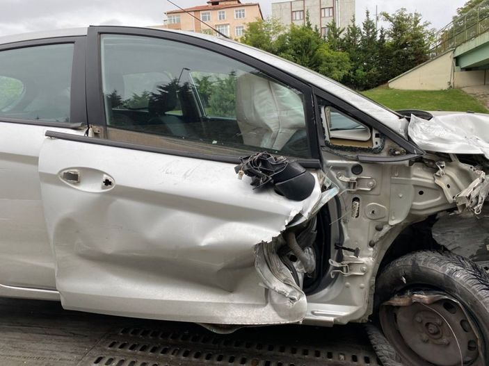 i İstanbul'da araç, polis otosuna çarptı