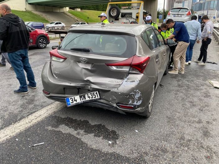 i İstanbul'da araç, polis otosuna çarptı