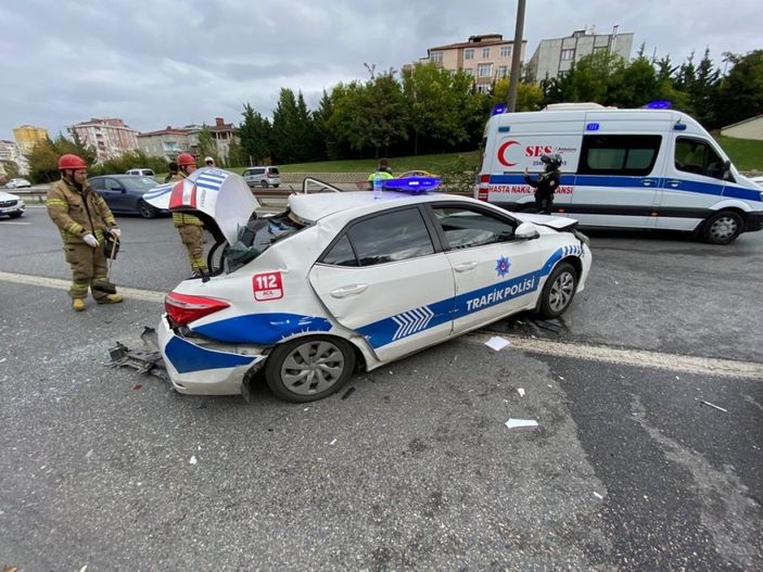 i İstanbul'da araç, polis otosuna çarptı