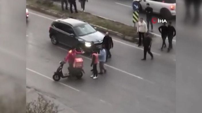 Beylikdüzü'ndeki sürücü, motosikletliyi çekiçle kovaladı