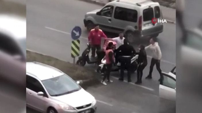 Beylikdüzü'ndeki sürücü, motosikletliyi çekiçle kovaladı