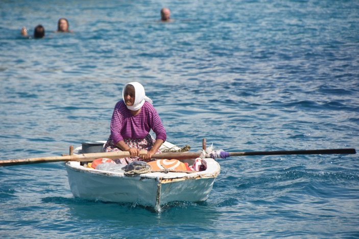 Antalya'da her gün kürek çeken yaşlı kadın, denizde satış yapıyor