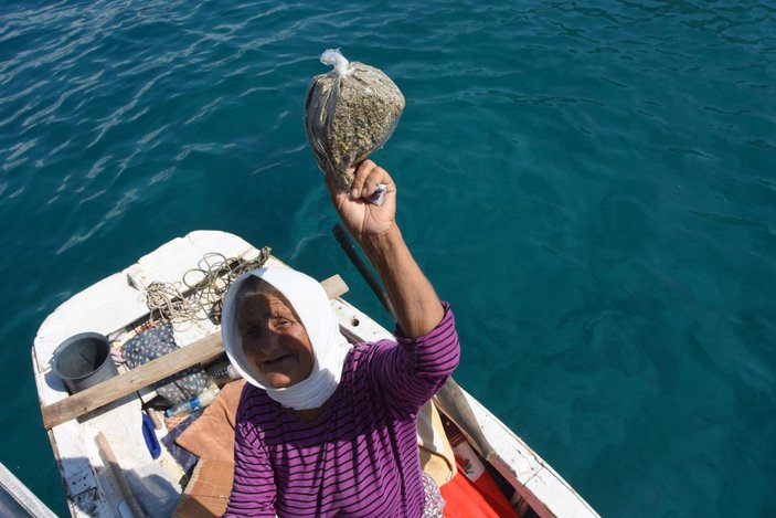 Antalya'da her gün kürek çeken yaşlı kadın, denizde satış yapıyor