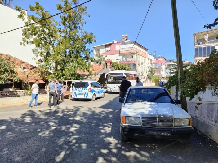 Antalya'da çaldıkları otomobillerin plakasını söken hırsızlar aranıyor