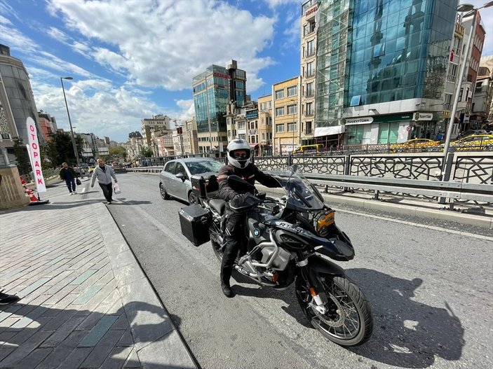 Taksim Camii'nin imamı motosikletiyle ilgi odağı oluyor