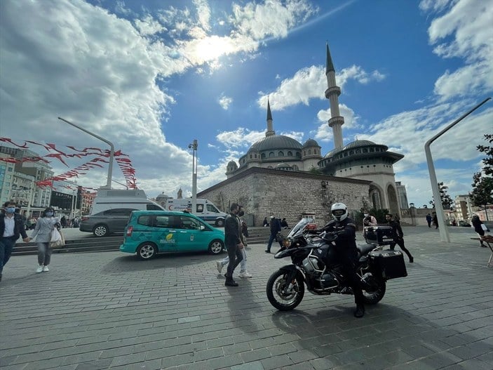 Taksim Camii'nin imamı motosikletiyle ilgi odağı oluyor