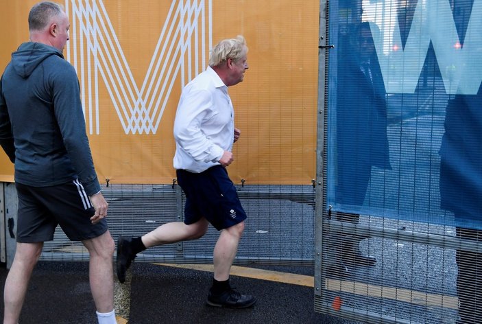 İngiltere, Boris Johnson'un koşu kombinini konuşuyor