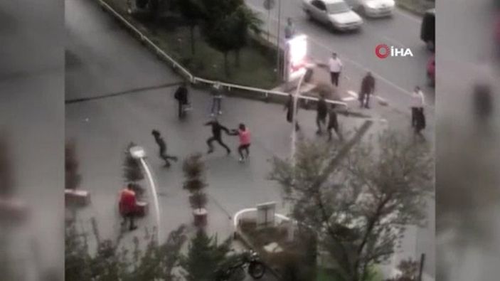 Beylikdüzü'ndeki sürücü, motosikletliyi çekiçle kovaladı