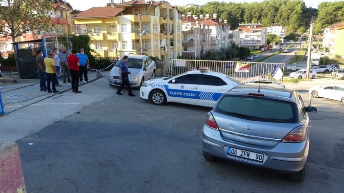 Antalya'da öğretmen el frenini çekmeyince kayan araç öğrencilere çarptı