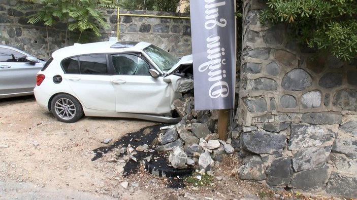 Sarıyer’de istinat duvarına çarpan otomobil, hurdaya döndü