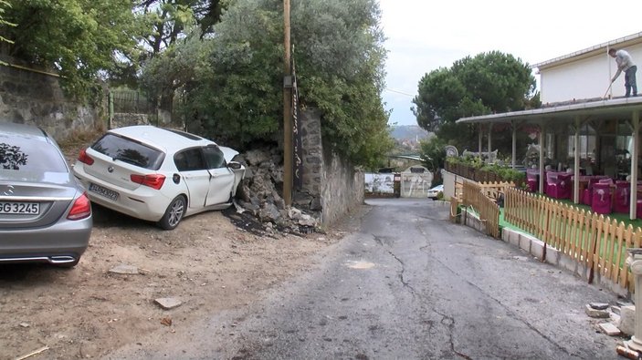 Sarıyer’de istinat duvarına çarpan otomobil, hurdaya döndü