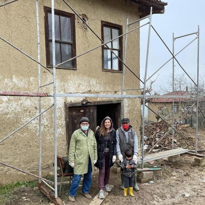 Burcu Kara köy evini yeniledi