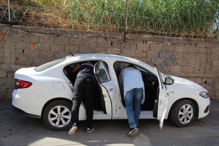 Antalya'da çaldıkları otomobillerin plakasını söken hırsızlar aranıyor