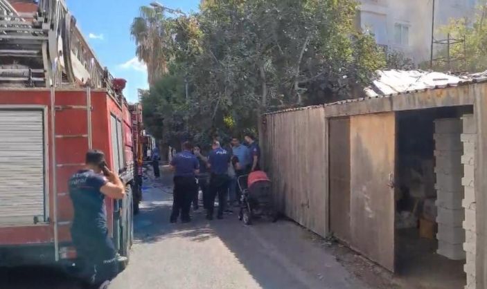 i Antalya'da kapısında Sosyal Hizmetleri gören kadın çocuklarını rehin aldı