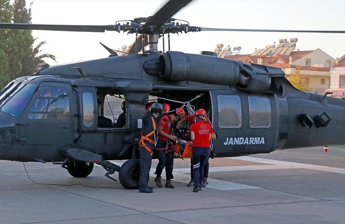 Muğla'da kayalıklara düşen yamaç paraşütçüsü kurtarıldı