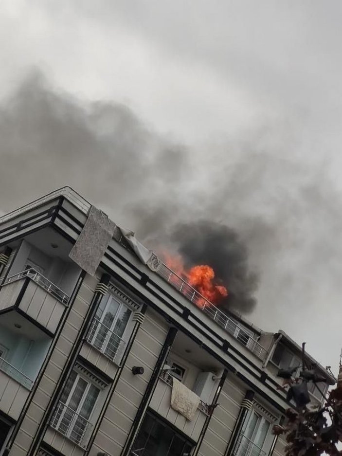 Esenyurt’ta şarjdaki telefon patladı, çatı katı alev alev yandı