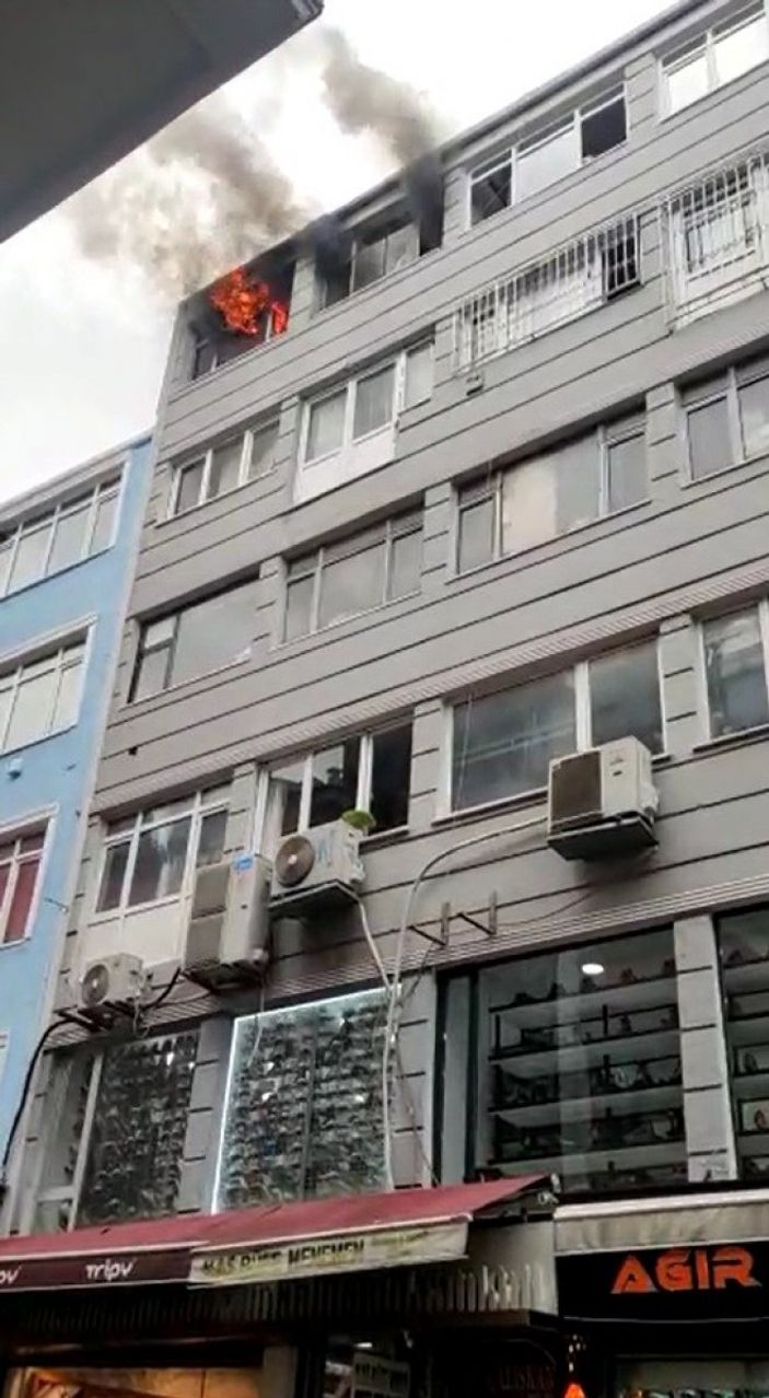 i Fatih’te, imalathanedeki yangını söndürmek için işçiler pencerelerden sarktı