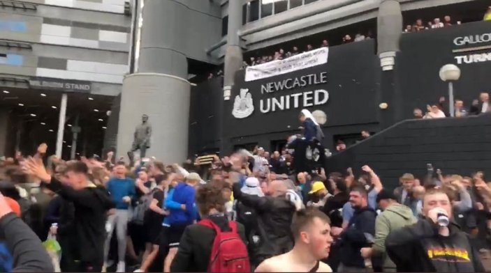 Newcastle United taraftarları takımın Prens Selman'a satılışını kutladı