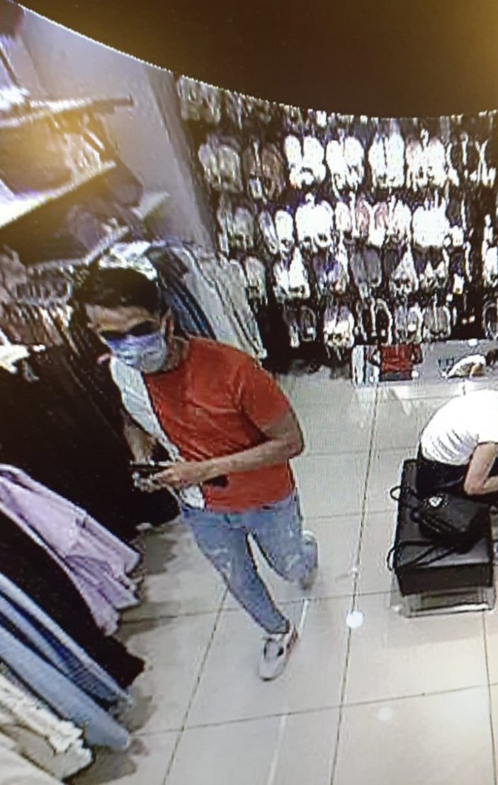 Şişli’de, alışveriş merkezindeki cep telefonu hırsızı kamerada