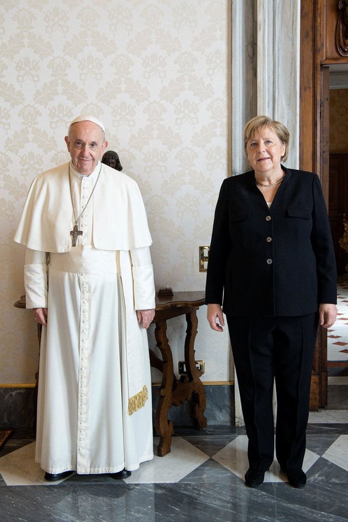 Angela Merkel'den Papa Francis'e veda ziyareti