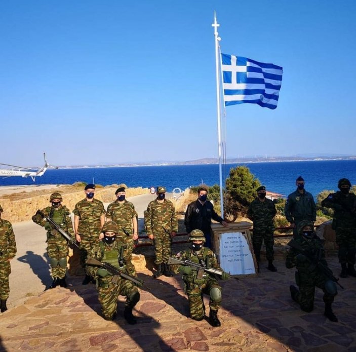 Yunan askerlerinin Koyun Adası'ndaki tatbikatı sonrası İzmir'li pozu