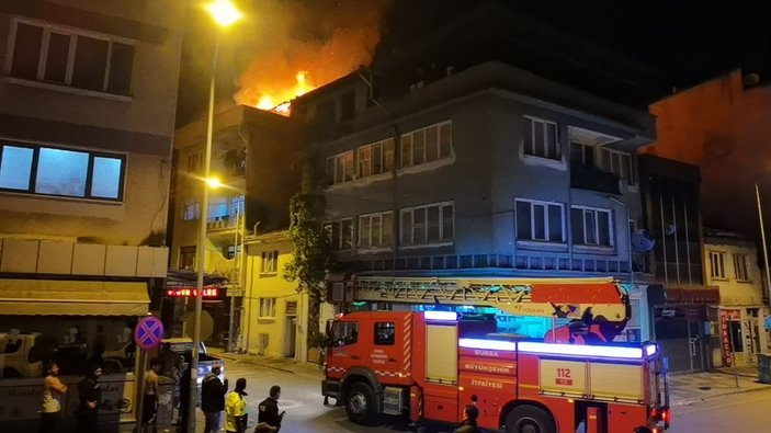 Bursa'daki bir binanın çatı katındaki yangın korku dolu anlar yaşattı