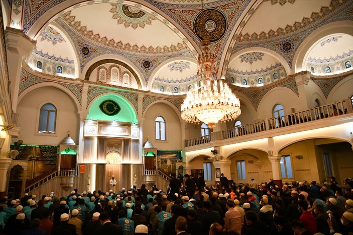 Diyanet İşleri Başkanı Ali Erbaş, sabah namazında gençlerle bir araya geldi