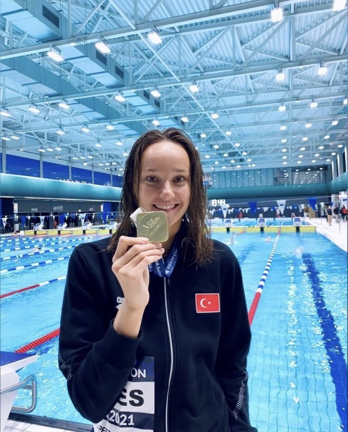Viktoria Zeynep Güneş yüzmede altın madalya kazandı