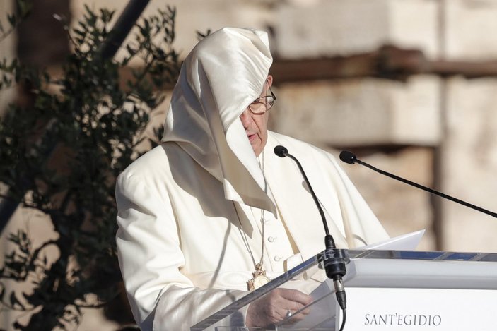 Vatikan’da konuşma yapan Papa Francis’in rüzgarla mücadelesi