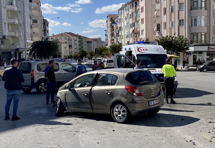 Kırşehir'de iki genç kaza yapan ambulanstan son anda kaçtı