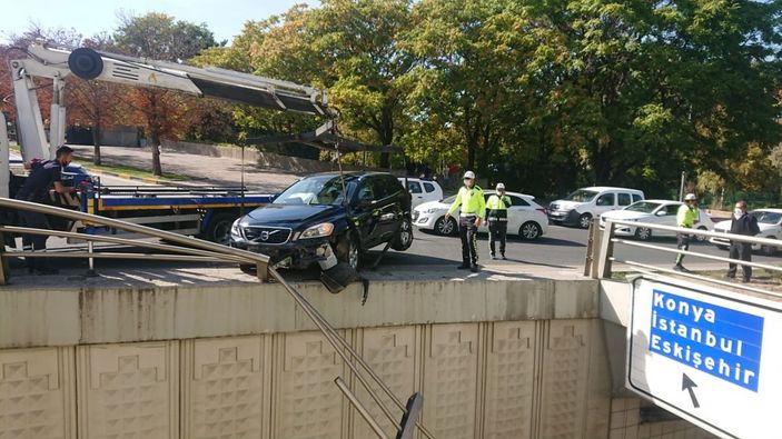 Ankara’da kaza yapan otomobil, bariyerlerden düşmekten kıl payı kurtuldu