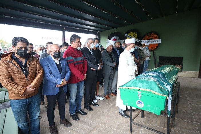 Mete Gazoz'un anneannesinin cenazesi toprağa verildi