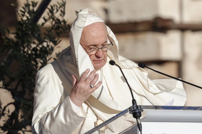 Vatikan’da konuşma yapan Papa Francis’in rüzgarla mücadelesi