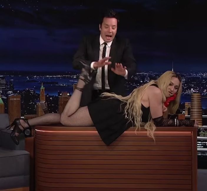 Madonna'dan canlı yayında şoke eden hareket! Kalçasını göstermek için masaya atladı