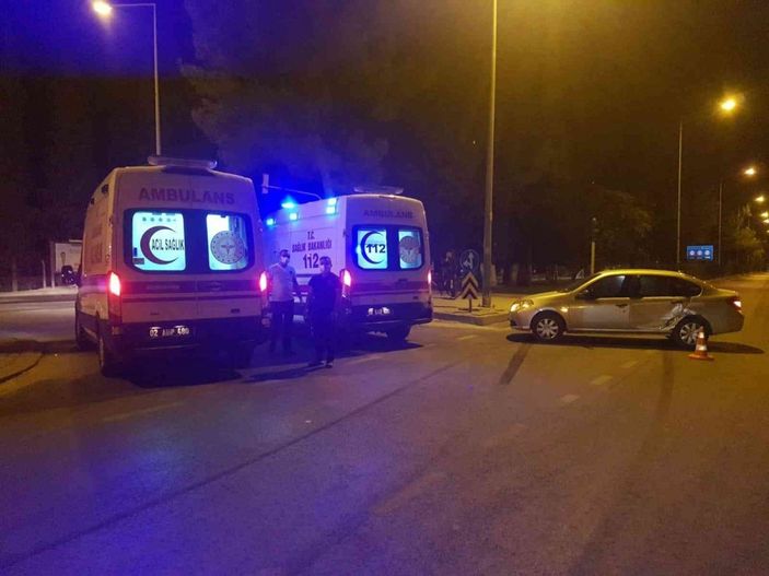 Adıyaman'da kavşakta iki otomobil çarpıştı: 2 yaralı