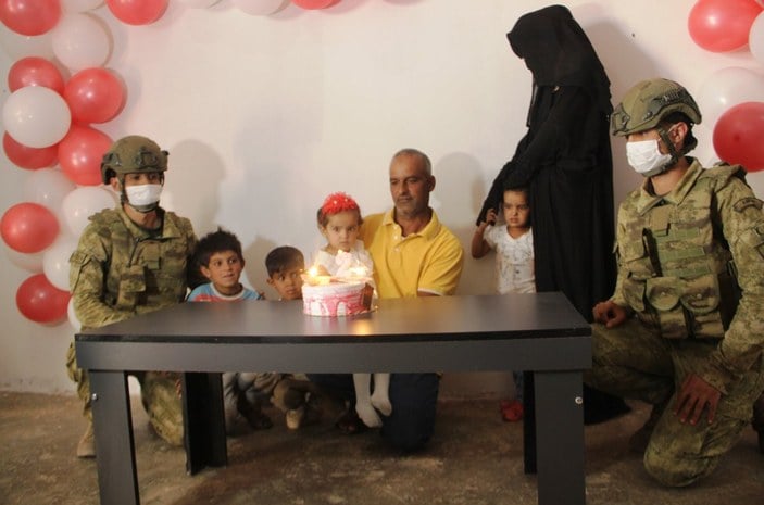 Barış Pınarı Harekatı sırasında doğan Pınar’a, askerlerin doğum günü sürprizi
