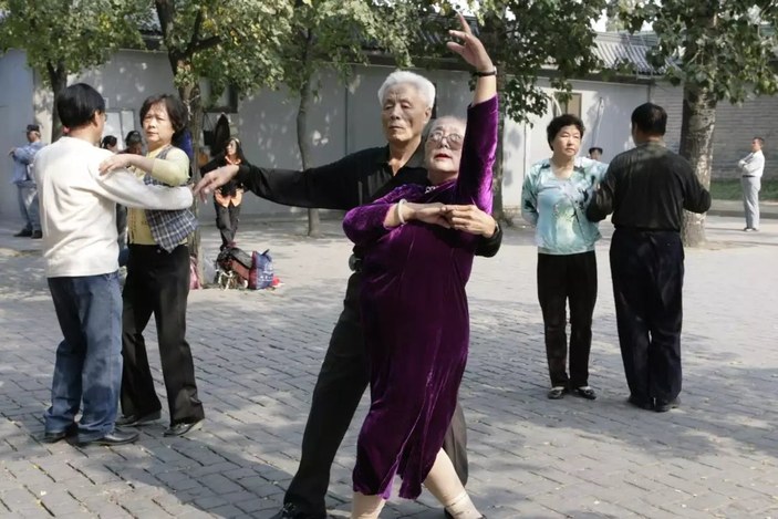 Çin'de halka açık alanlarda dans, ülkede rahatsızlığa yol açtı