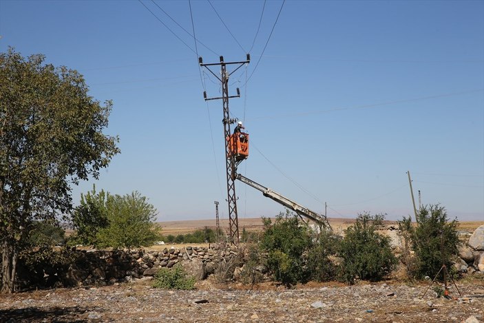 Şanlıurfa'da kaçak elektrik kullananlara yapılan denetimde lastik yakıldı