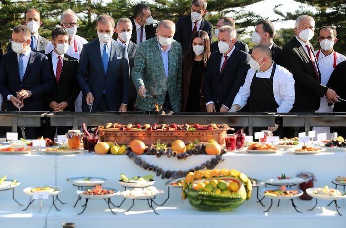 Cumhurbaşkanı Erdoğan lezzet festivalinde mangalın başına geçti