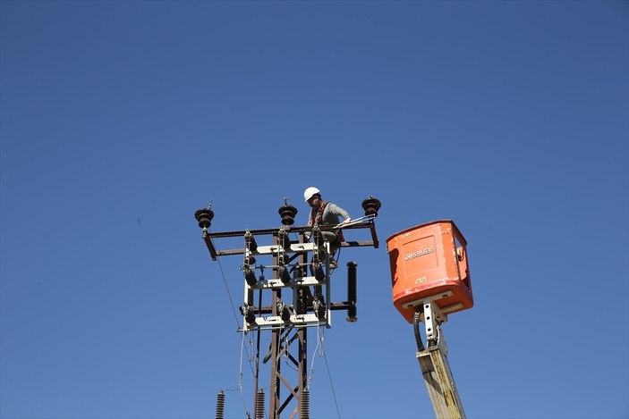 Şanlıurfa'da kaçak elektrik kullananlara yapılan denetimde lastik yakıldı