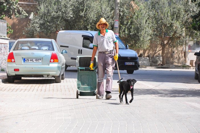 Manisa’da, temizlik işçisi ile sokak köpeğinin samimi dostluğu