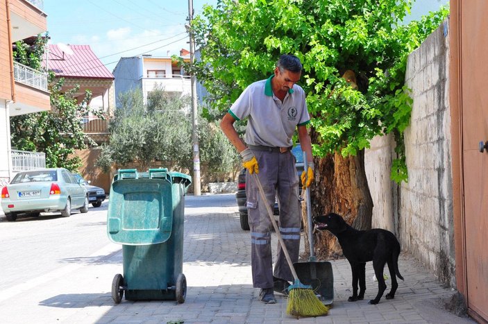 Manisa’da, temizlik işçisi ile sokak köpeğinin samimi dostluğu