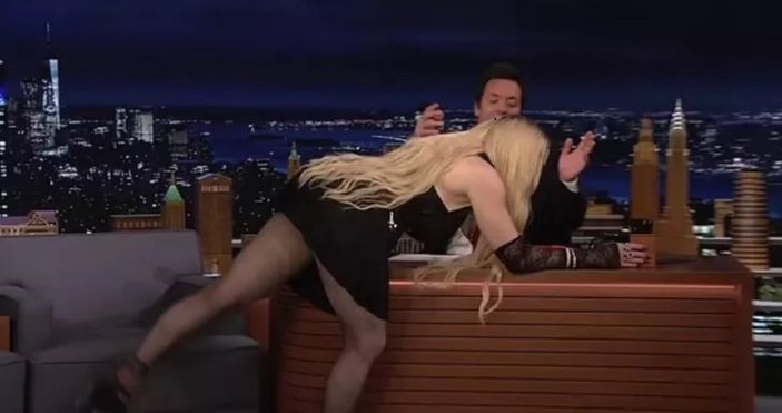 Madonna'dan canlı yayında şoke eden hareket! Kalçasını göstermek için masaya atladı